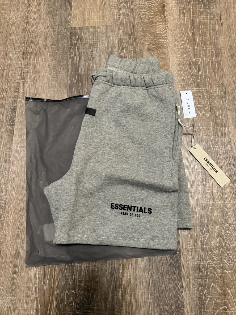 Fear of God Essentials Shorts - Picture 3 of 6
